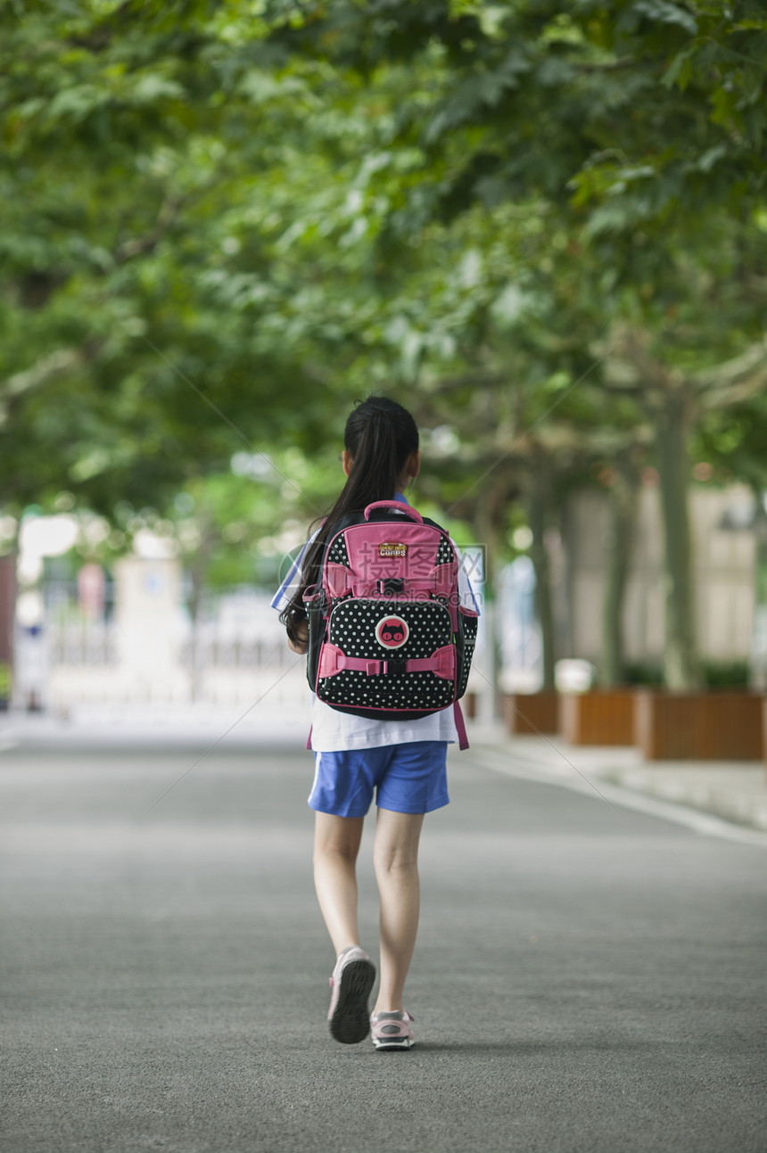 女同学在学校背着书包放学了图片