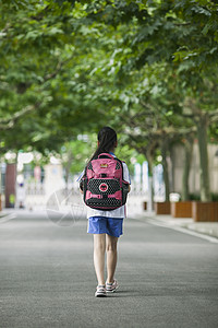 女同学在学校背着书包放学了图片