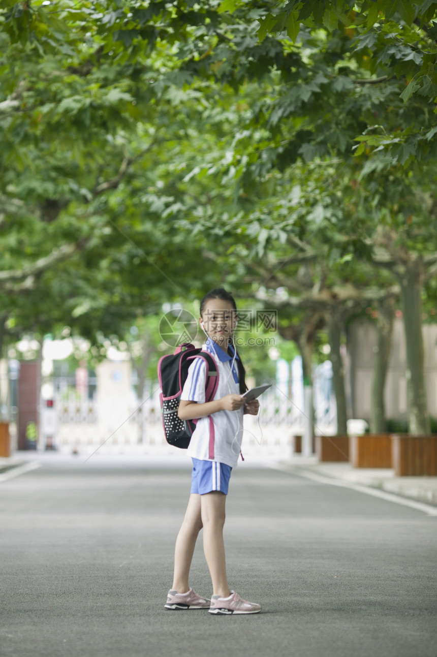 女同学在学校里用ipad学习图片