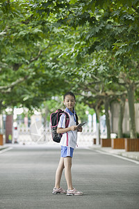 女同学在学校里用ipad学习高清图片