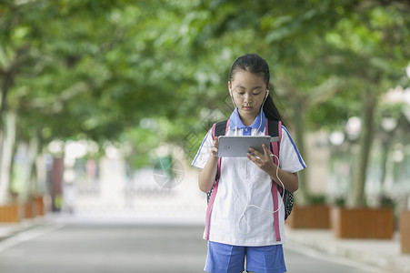 女同学在学校里用ipad学习高清图片