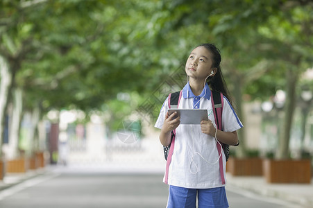 女同学在学校里用ipad学习高清图片