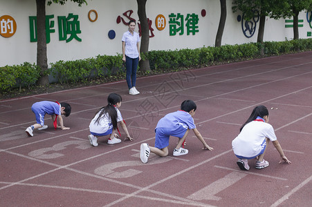 跑步终点男女同学在操场跑道上比赛跑步背景