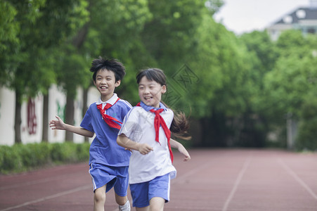 男女同学在操场跑道上比赛跑步背景图片