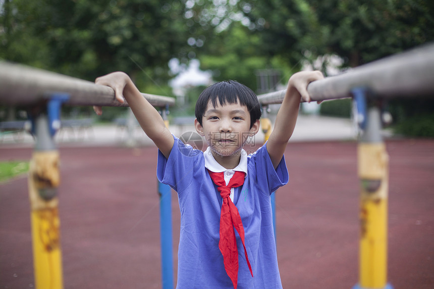 男同学在校园操场上上体育课玩耍图片