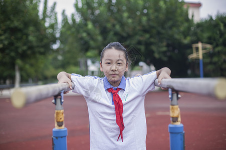 女同学在操场玩耍上体育课图片