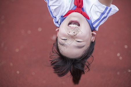 女同学在操场玩耍上体育课图片