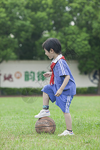 男同学在校园操场上上体育课玩耍图片