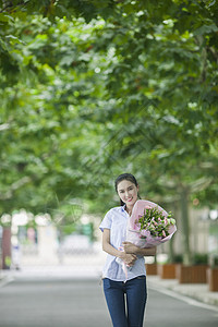 教师节女老师收到学生献的花图片