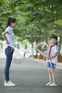 教师节女同学在校园里给女老师献花图片