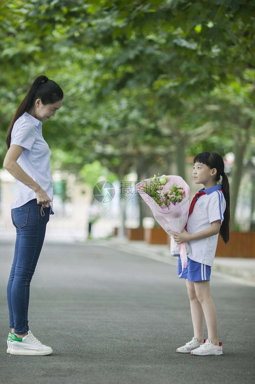 教师节女同学在校园里给女老师献花图片