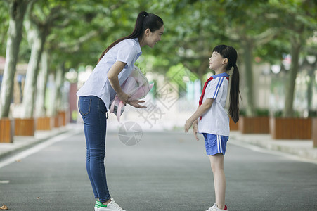 献花给女老师教师节女同学在校园里给女老师献花背景