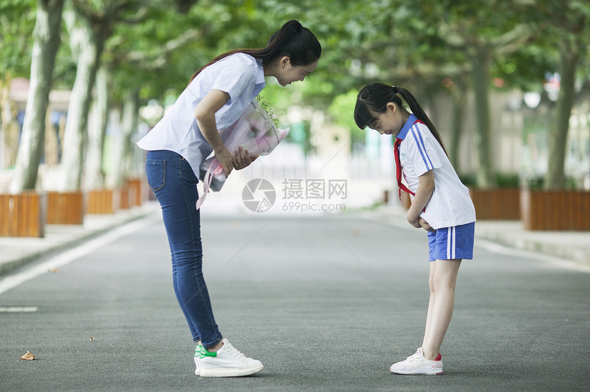 教师节女同学在校园里给女老师献花图片