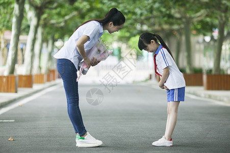 教师节女同学在校园里给女老师献花图片