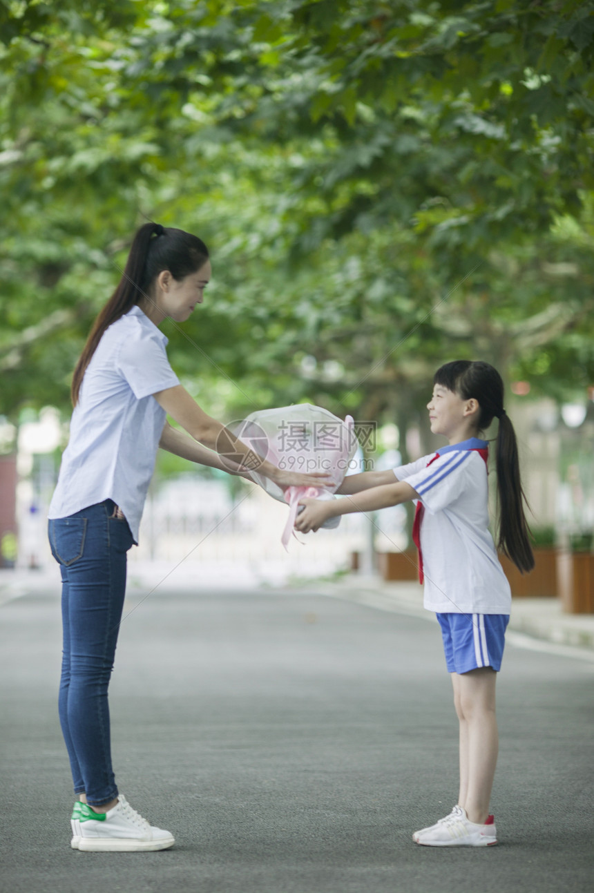 教师节女同学在校园里给女老师献花图片