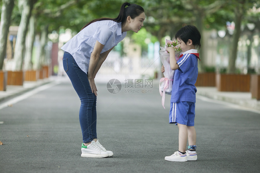 教师节男同学在校园里给老师献花图片