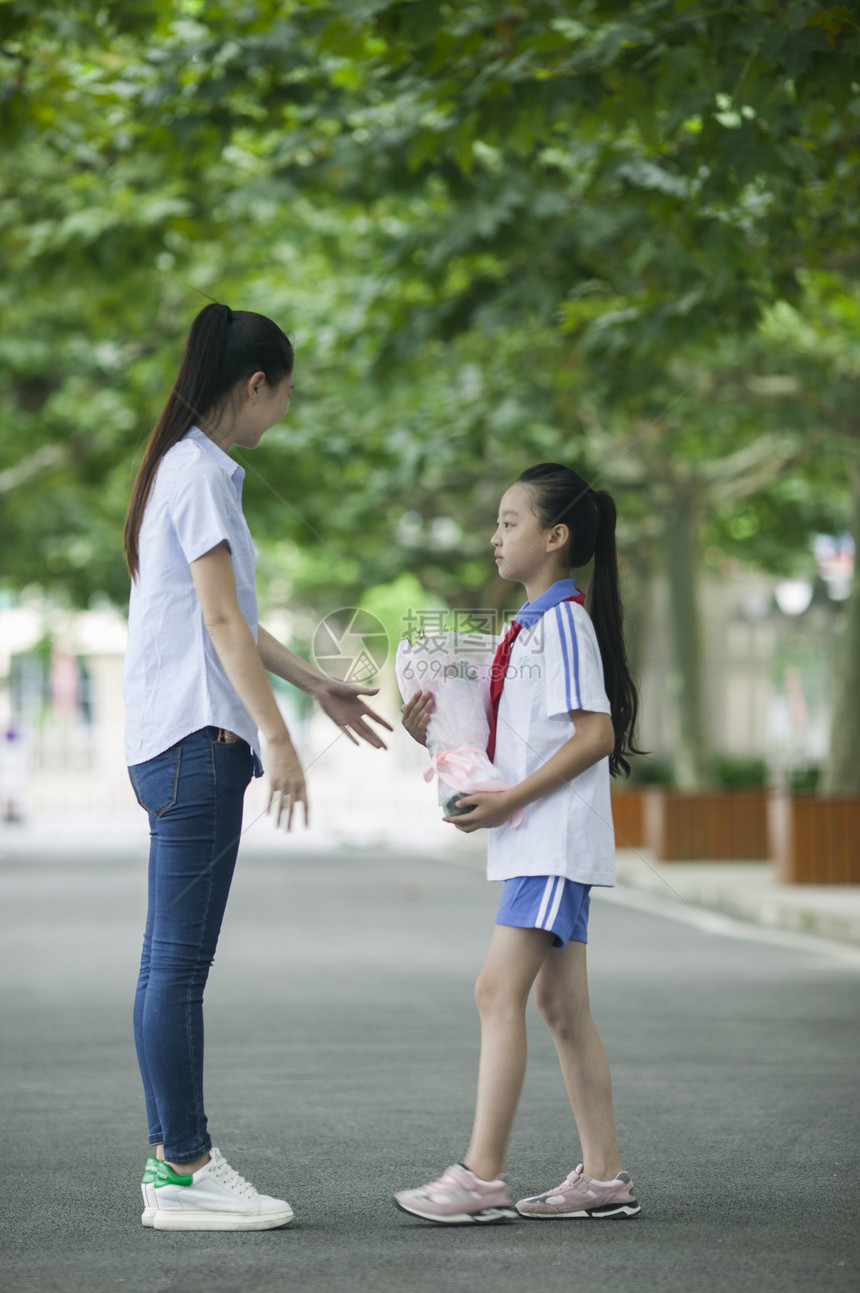 教师节女同学在校园里给女老师献花图片