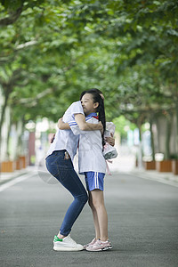 教师节女同学在校园里给女老师献花图片