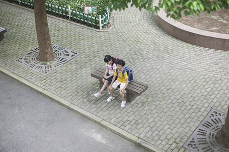 学校小学生同学在板凳上休息图片