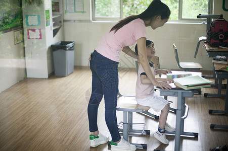 男同学和女老师在教室里一起玩积木图片