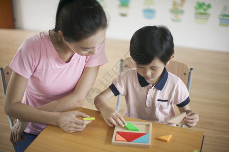男同学和女老师在教室里一起玩积木图片