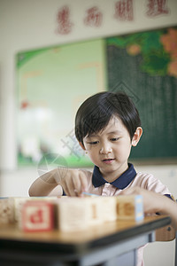 小学生在教室里玩积木图片