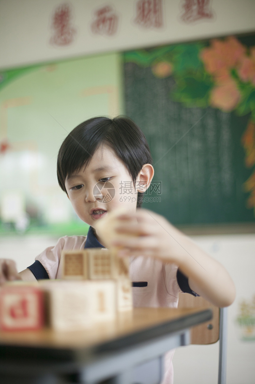 小学生在教室里玩积木图片