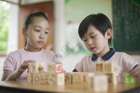 男女同学在教室里一起玩积木图片