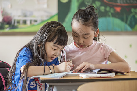 同学之情学生互相帮助讲解背景