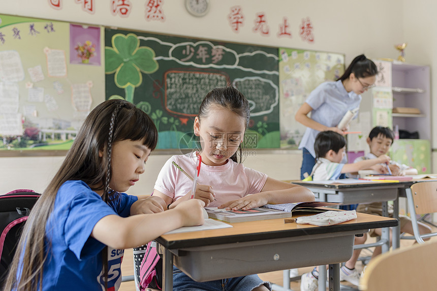 老师耐心给学生讲解图片