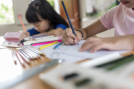 在外上学的孩子孩子画画写作业背景