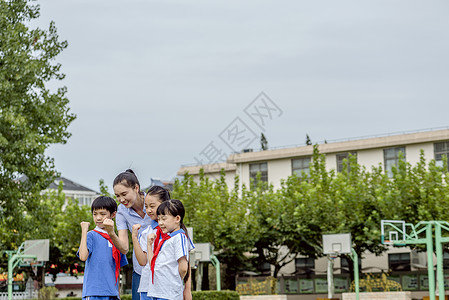 赢在渠道老师同学在操场加油背景