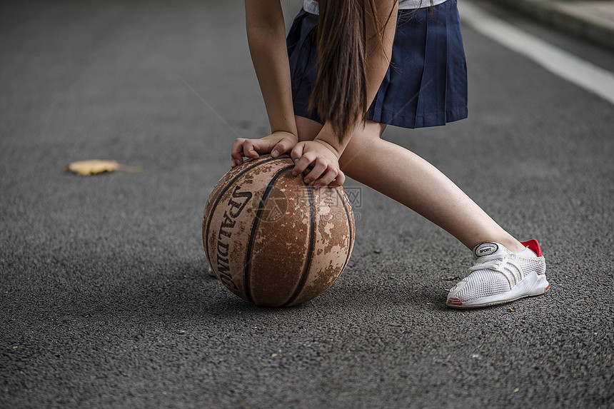 女孩和篮球图片