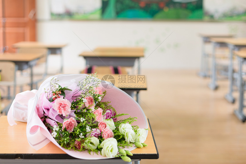 教师节教室书桌上的鲜花图片