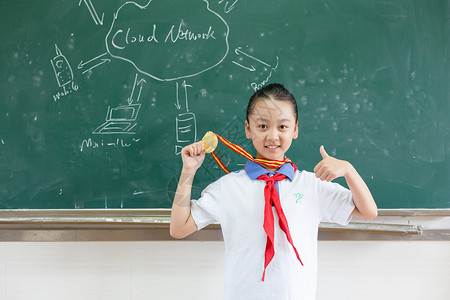 挂着的奖牌挂着奖牌竖起大拇指的小学学生背景