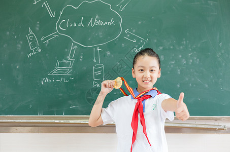 得奖挂着奖牌竖起大拇指的小学学生背景