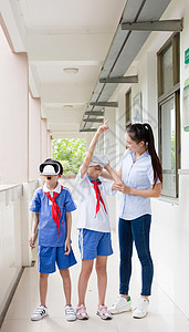 在教室走廊体验VR眼镜的小学生图片