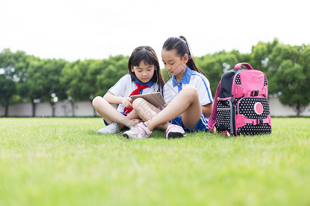 线上听课同学在校园操场草坪在线学习知识背景