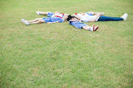 躺在草坪上的小学生和老师图片