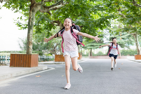 学生和父母放学双手张开跑向父母的小学生背景