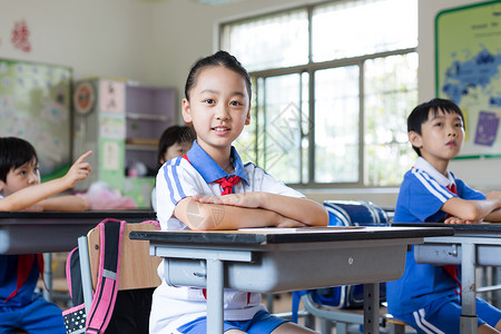 课堂举手发言认真上课的小学生同学背景