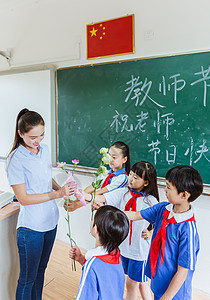 献花的男孩教师节学生给老师献花背景