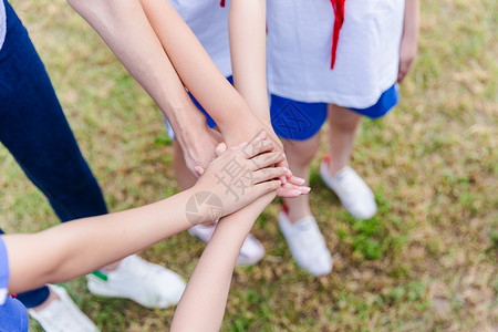 男学校老师与学生们加油搭手手势背景