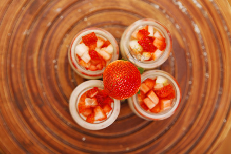 酸奶果粒草莓果粒酸奶背景