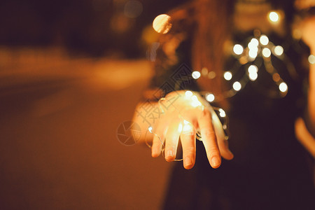 手梦幻素材少女手上的灯光背景