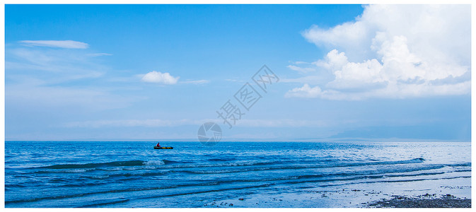 干净美丽的青海湖上漂小舟背景