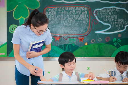 老师学生教室上课图片