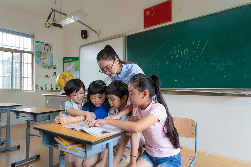 老师学生教室上课图片