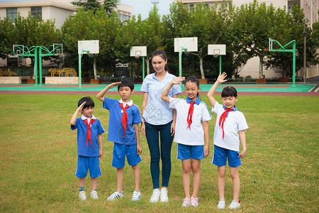 学校升旗学生学校操场升旗背景