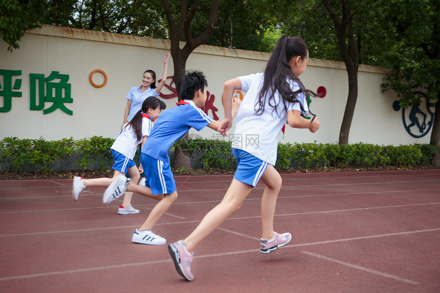 学生操场跑步运动图片